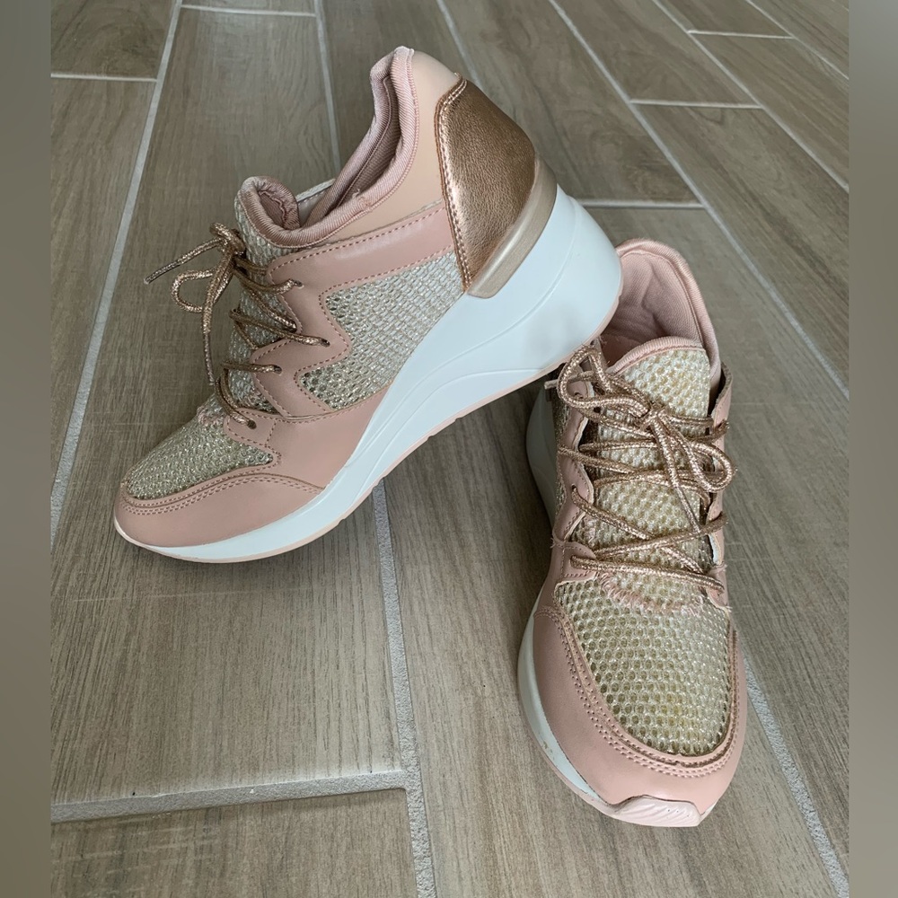 Clée women’s wedge sneakers. Size 7. Color pink and rose gold.